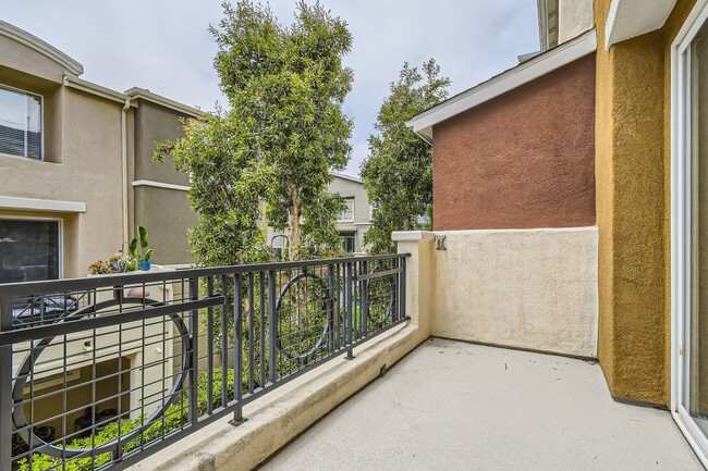 Building Photo - Stylish 2Bd + Den/Office - Townhome in Prime Central SD – Near Convoy District, Bases & Freeways