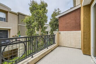 Building Photo - Stylish 3BR Townhome in Prime Central SD –...