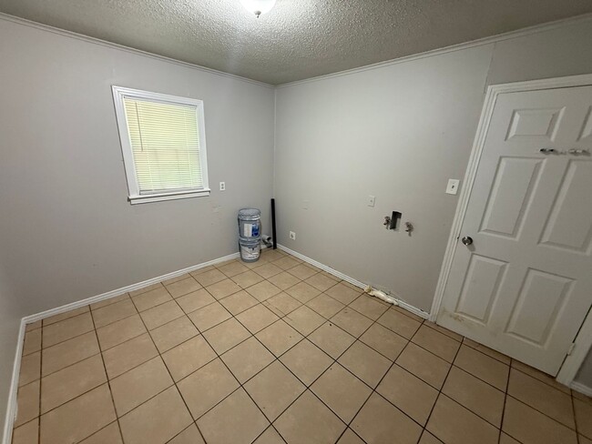 Building Photo - 3128 Lakeland St