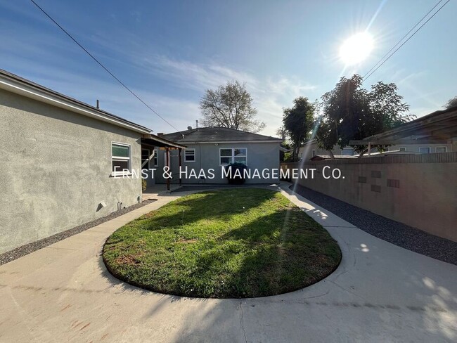 Building Photo - 215 E Scott St