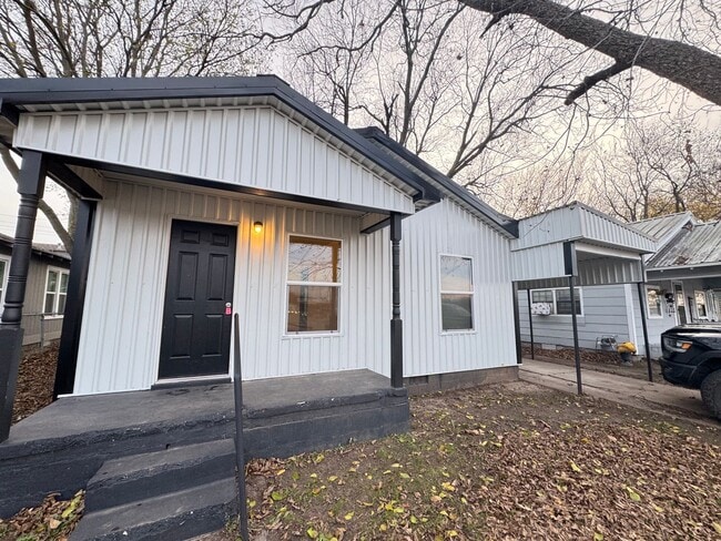 Building Photo - 2 Bedroom 1 Bath Remodeled Farmhouse for Rent