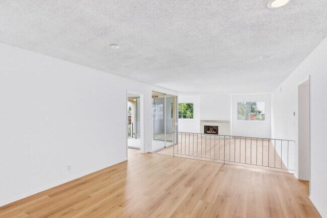 Building Photo - HUGE TOP FLOOR 2 BED 2 BATH IN PRIME SANTA MONICA! -FIREPLACE, BALCONY & GARAGE PARKING SPACE