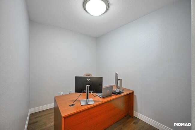 Building Photo - Charming 1.5BR Condo in Englewood