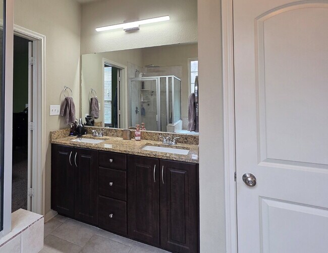 Building Photo - 2025 Stubbs Dr