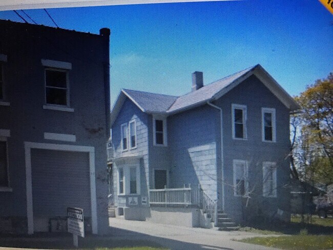 Building Photo - 315 Perry St