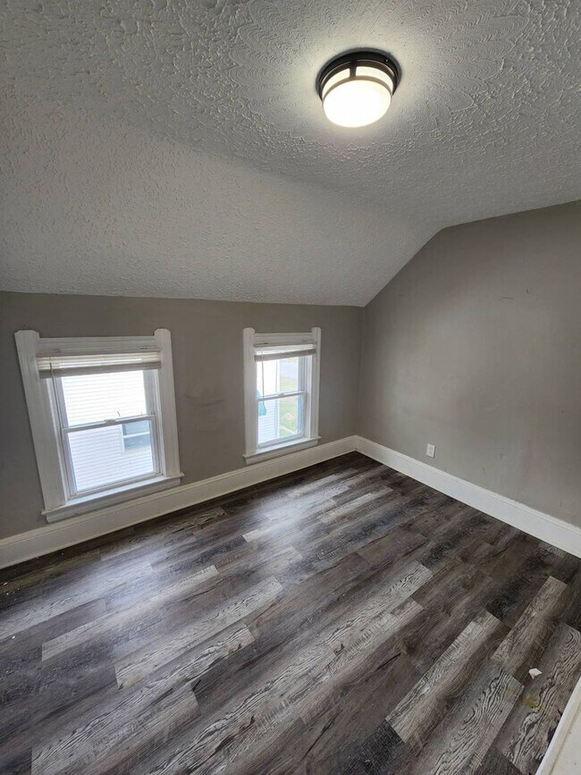 Building Photo - Charming 4-Bedroom Property in Prime Location (SECTION 8 VOUCHERS ACCEPTED)