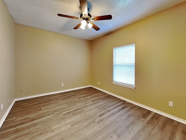 Building Photo - 906 Crystal River Rd