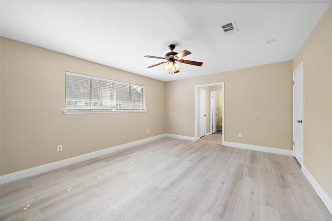 Building Photo - 4915 Kentington Dr