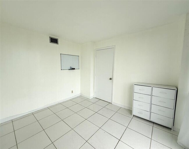 Building Photo - 800 Parkview Dr