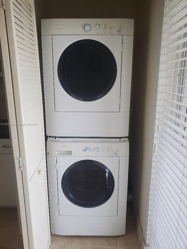 Building Photo - 16645 Hemingway Dr