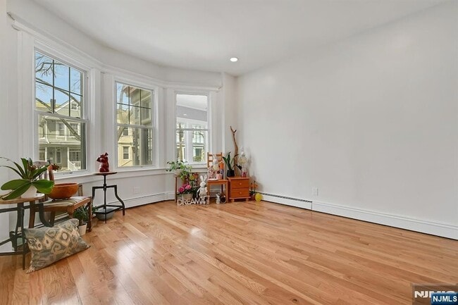 Building Photo - 158 Edgar St