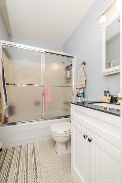 Bathroom - 607 W Wrightwood Ave