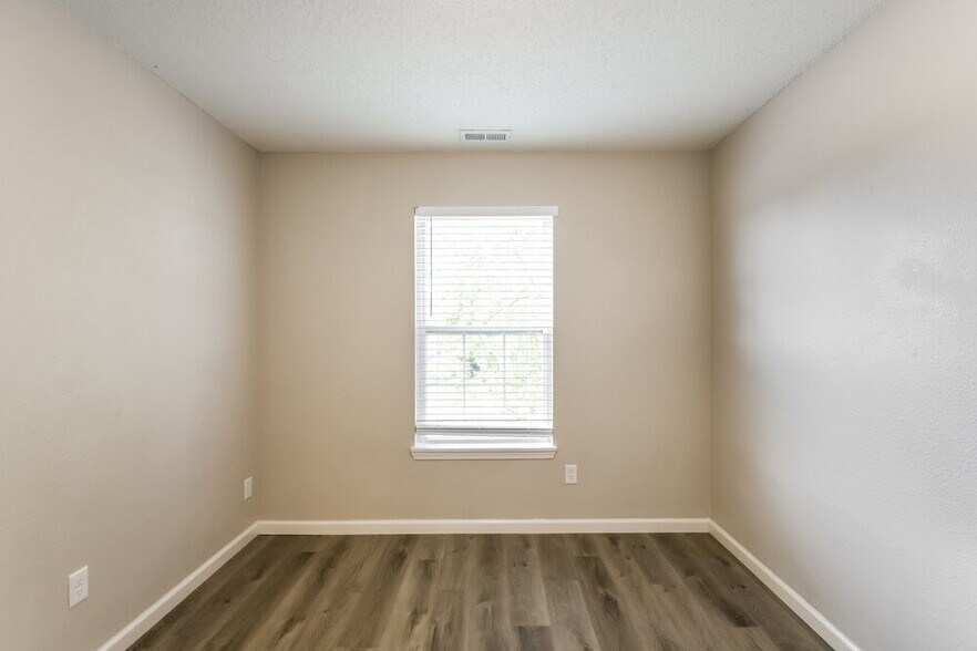 Building Photo - 10343 Kensil St