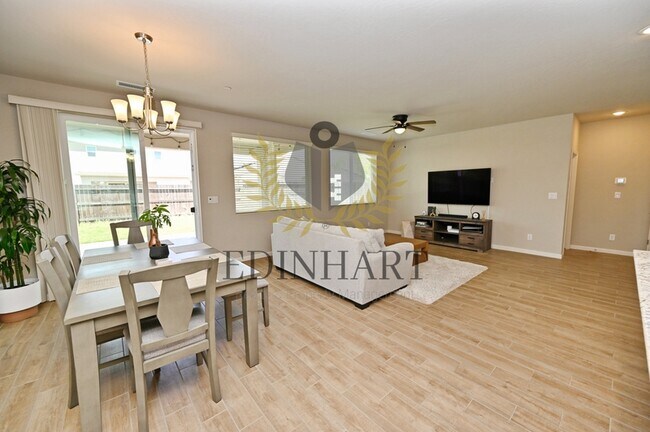Building Photo - 502 Traverse Dr S