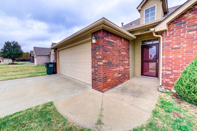 Building Photo - 3 Bed / 2 Bath in Collinsville!