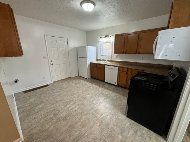 Building Photo - 4 Bedroom Rental - Ready December