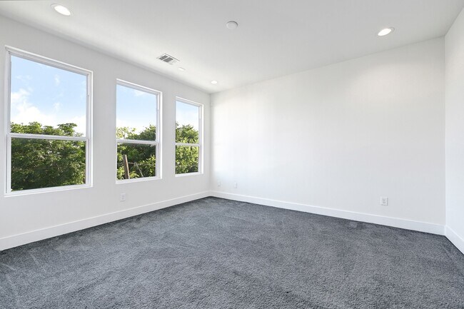 Building Photo - 3313 Baer St