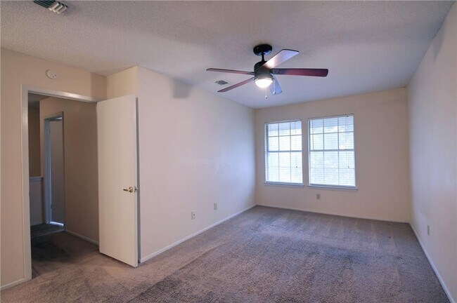 Building Photo - 1015 E Yager Ln