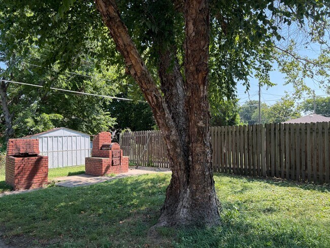 Building Photo - Near the University 2 bedroom Duplex With Private yard