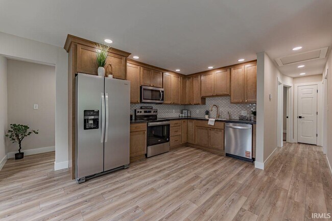 Building Photo - 1628 E Blackford Ave