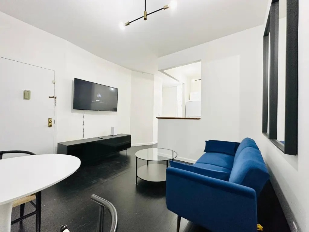 Building Photo - Furnished room/NOT APARTMENT