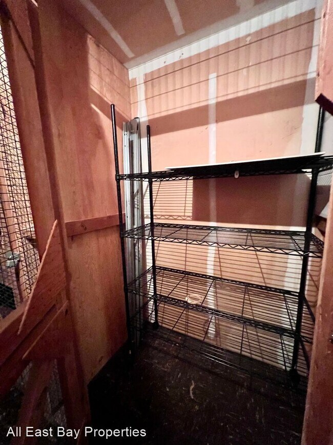 Building Photo - 1 br, 1 bath House - 7 Commodore Dr. #363