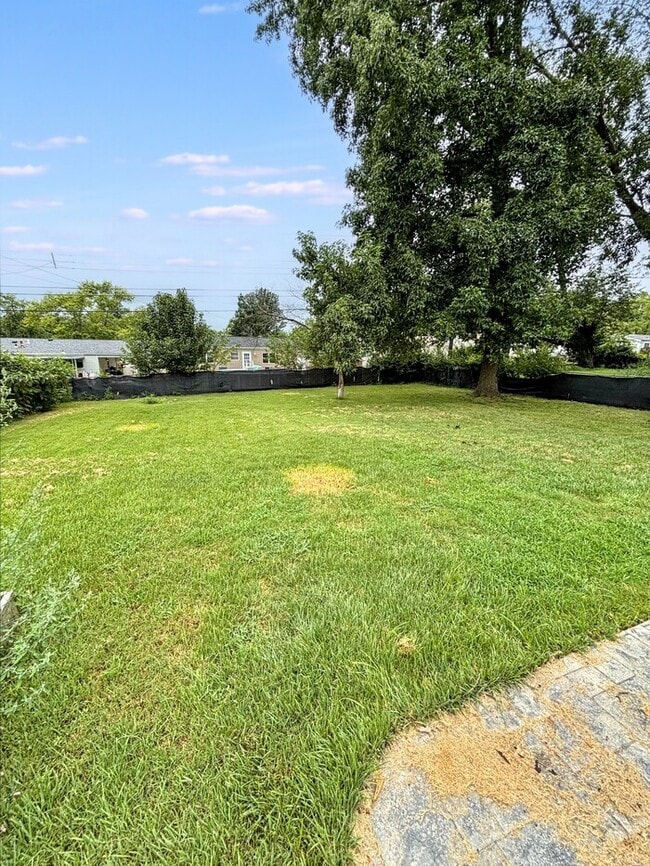 Building Photo - 2821 Sugar Tree Ln