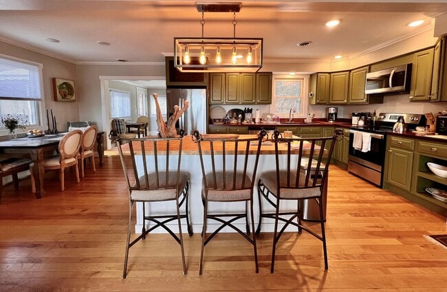 Building Photo - 67 Suncrest Terrace