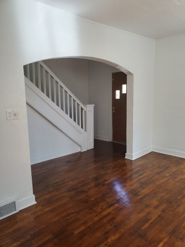 Building Photo - 610 S 8th Ave (C. Lee)