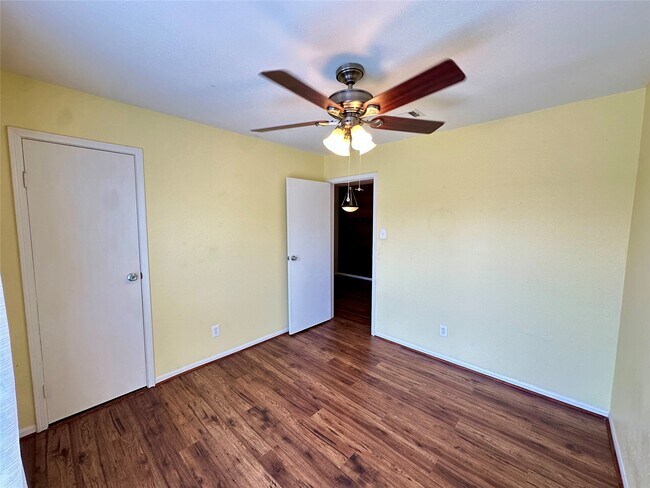 Building Photo - 3506 Cove View Blvd