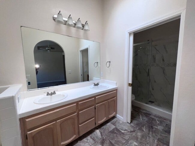 Building Photo - Beautifully maintained Elk Grove home with...