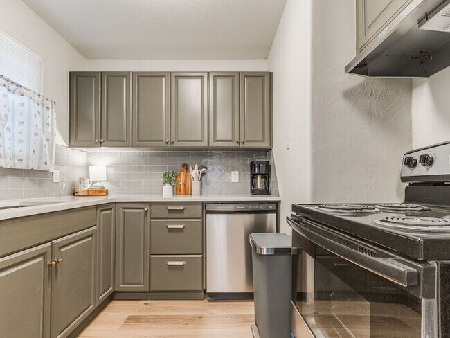 Building Photo - 411 E Showalter Dr
