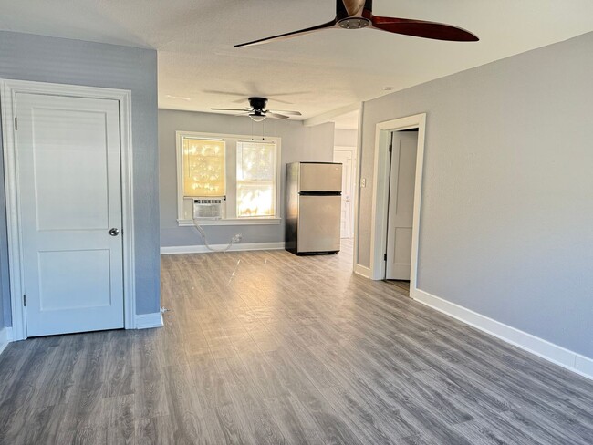 Building Photo - Freshly updated 3/1 Rental home