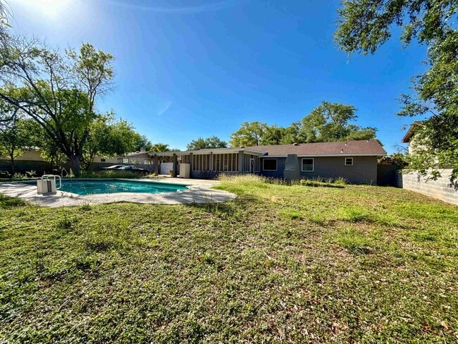 Building Photo - 405 Westmont Dr