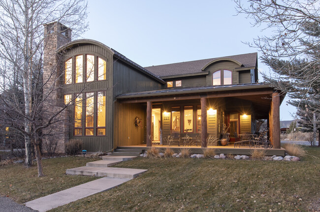 Building Photo - 627 N Bridge Dr