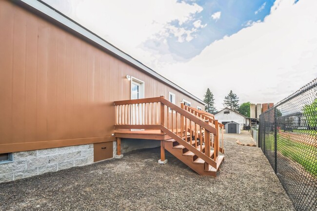 Building Photo - 1/2 off first month's rent and free Samsun...