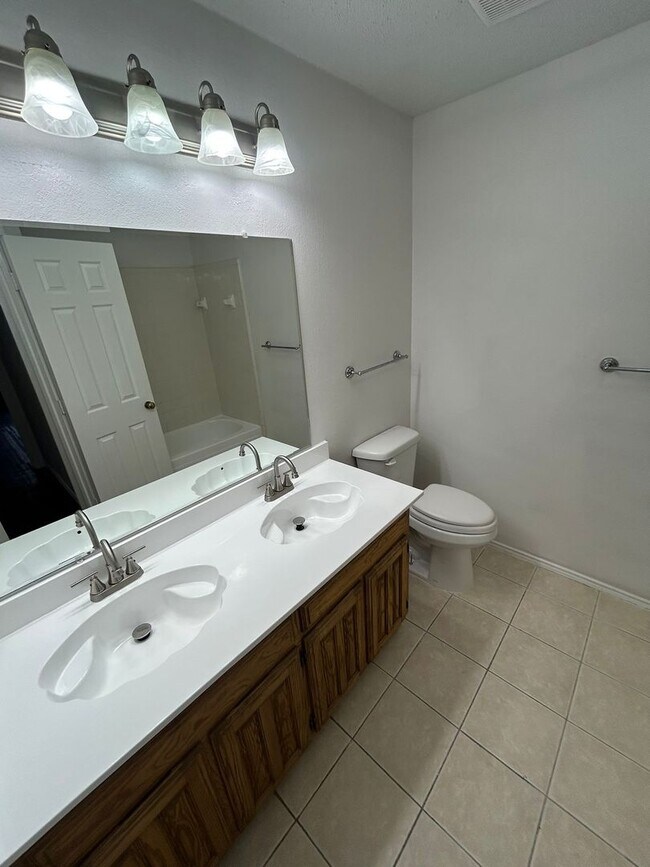 Building Photo - 1305 White Lake Dr