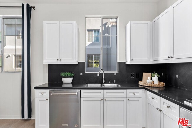 Building Photo - 5350 Playa Vista Dr