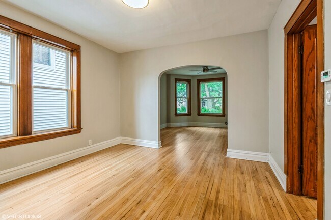 Building Photo - 5138 W Montrose Ave