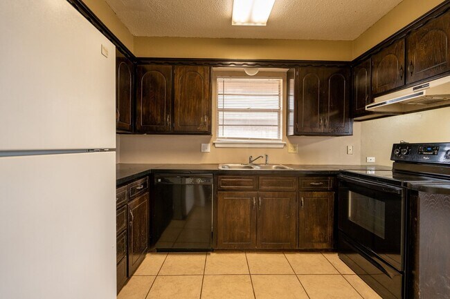 Building Photo - Spacious Backyard, 2 Car Garage, Close to NW Expressway!