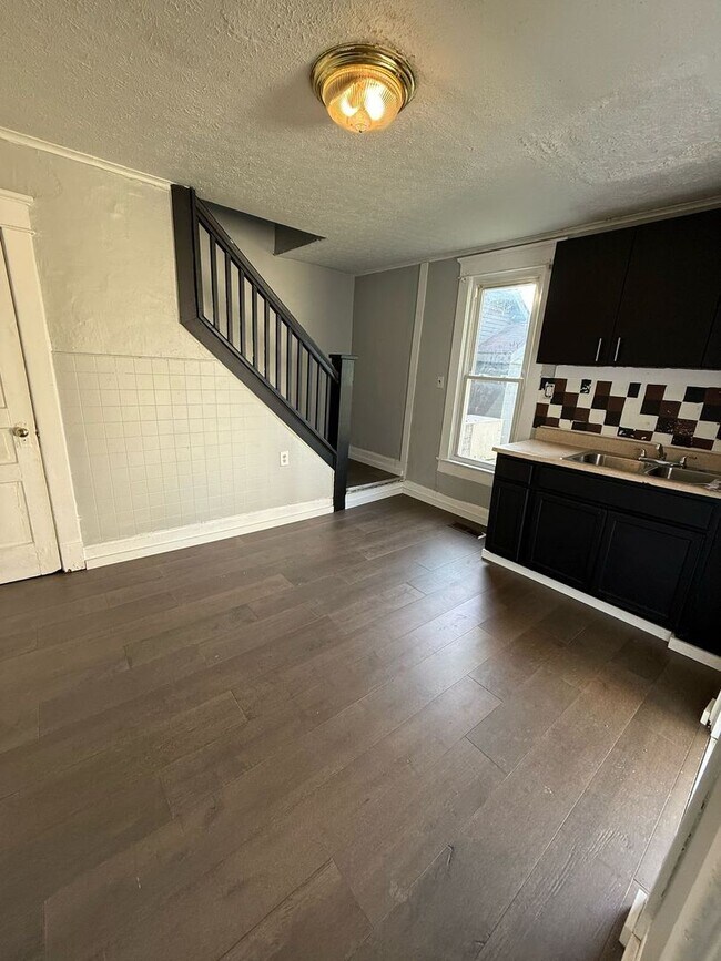 Building Photo - 3 bedrooms 1 bath