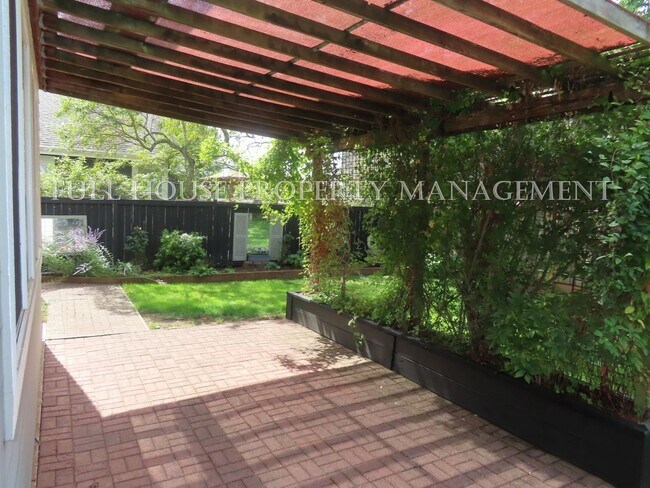 Building Photo - 3 Bed, 2.5 Bath + Bonus room/possible 4th ...