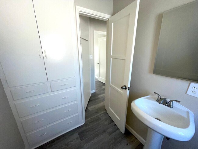 Building Photo - Nice 1B/1B in South Wrigley available now!