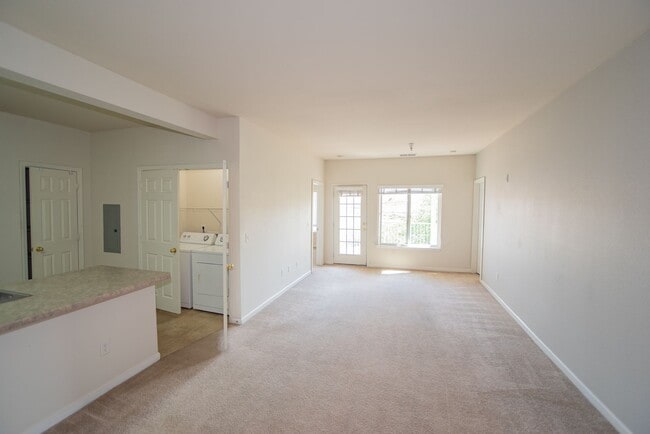 Building Photo - 2 Bedroom Suites Condo Near UNR