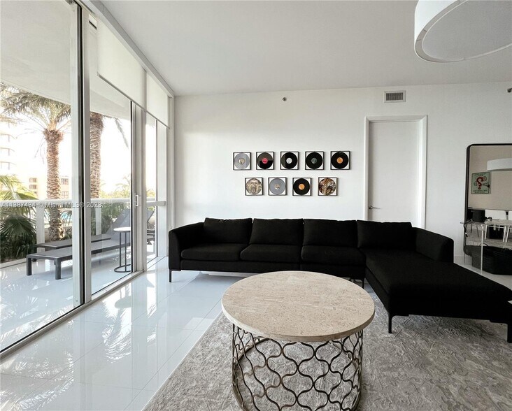 Building Photo - 15811 Collins Ave