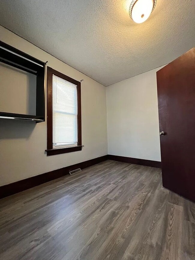 Building Photo - Spacious 5-Bedroom Rental Near Campus & Do...