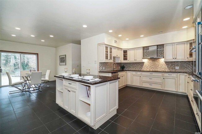 Building Photo - 242 Store Hill Rd