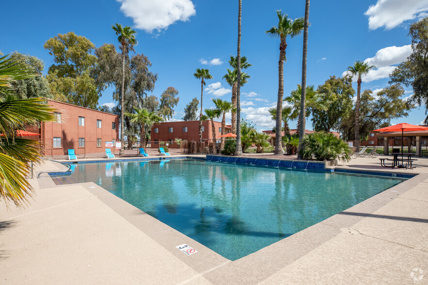 Primary Photo - Courtyard Apartments