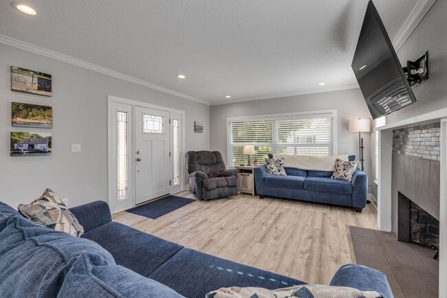 Building Photo - Renovated Spanish-Style 2/1 Beach Bungalow...