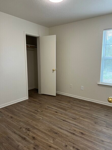 Building Photo - 416 Justin Ln